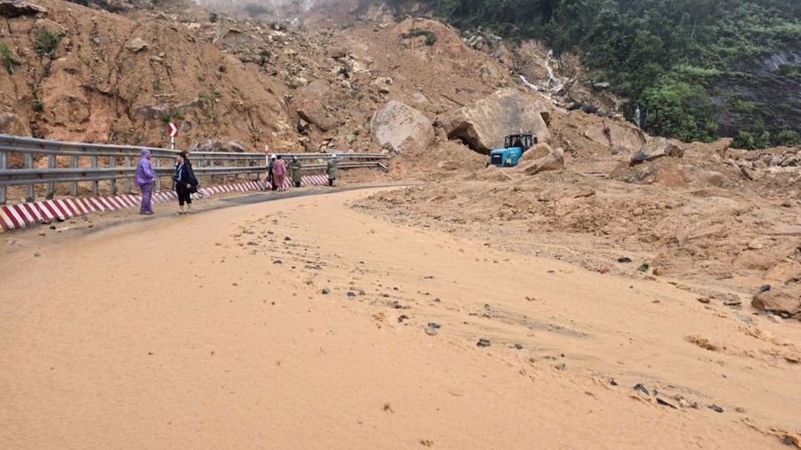 Hiện trường sạt lở tại Đèo Khánh Lê.