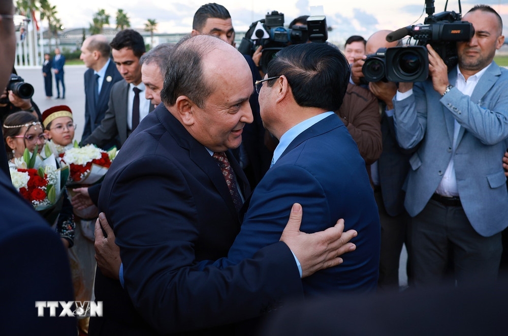 Thủ tướng Cộng hòa Algeria Dân chủ Nhân dân Sifi Ghrieb đón Thủ tướng Phạm Minh Chính và Phu nhân. Ảnh: TTXVN.