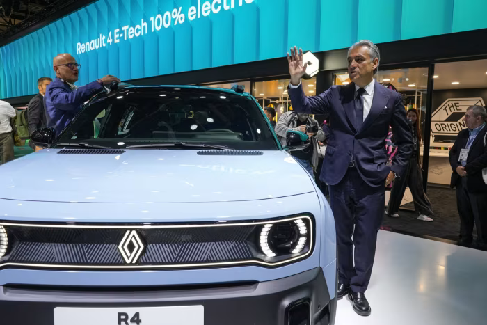 <i>Cựu CEO của Renault Luca de Meo tại Triển lãm ô tô Paris năm ngoái. Ảnh: Bloomberg.</i>