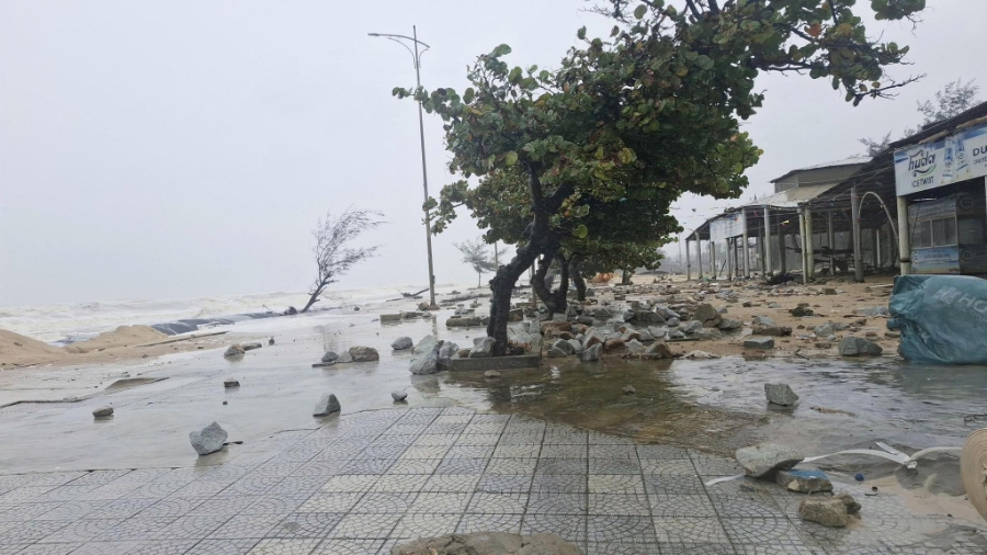 Bờ biển Thuận An, Huế bị xói lở nghiêm trọng.