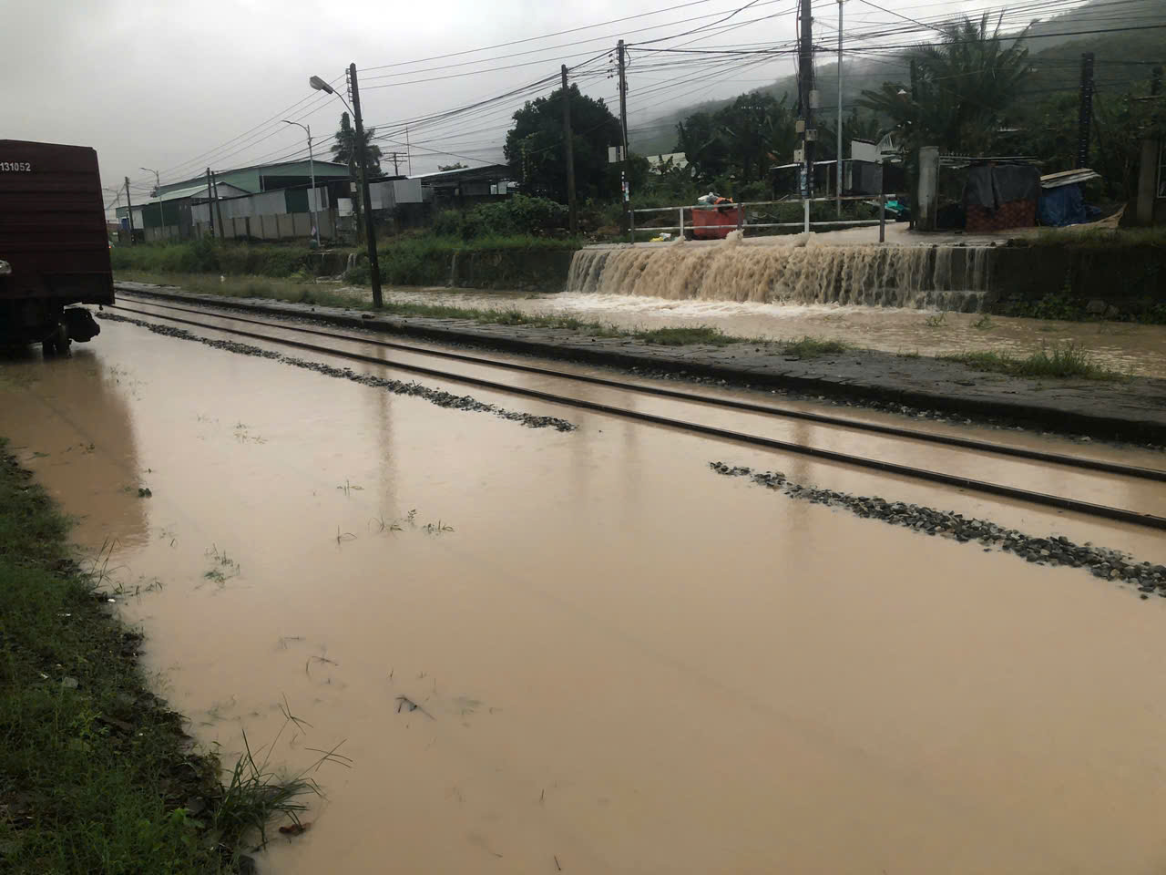 Nước đang cao tại ga Cây Cầy (Khánh Hoà). Ảnh: VNR