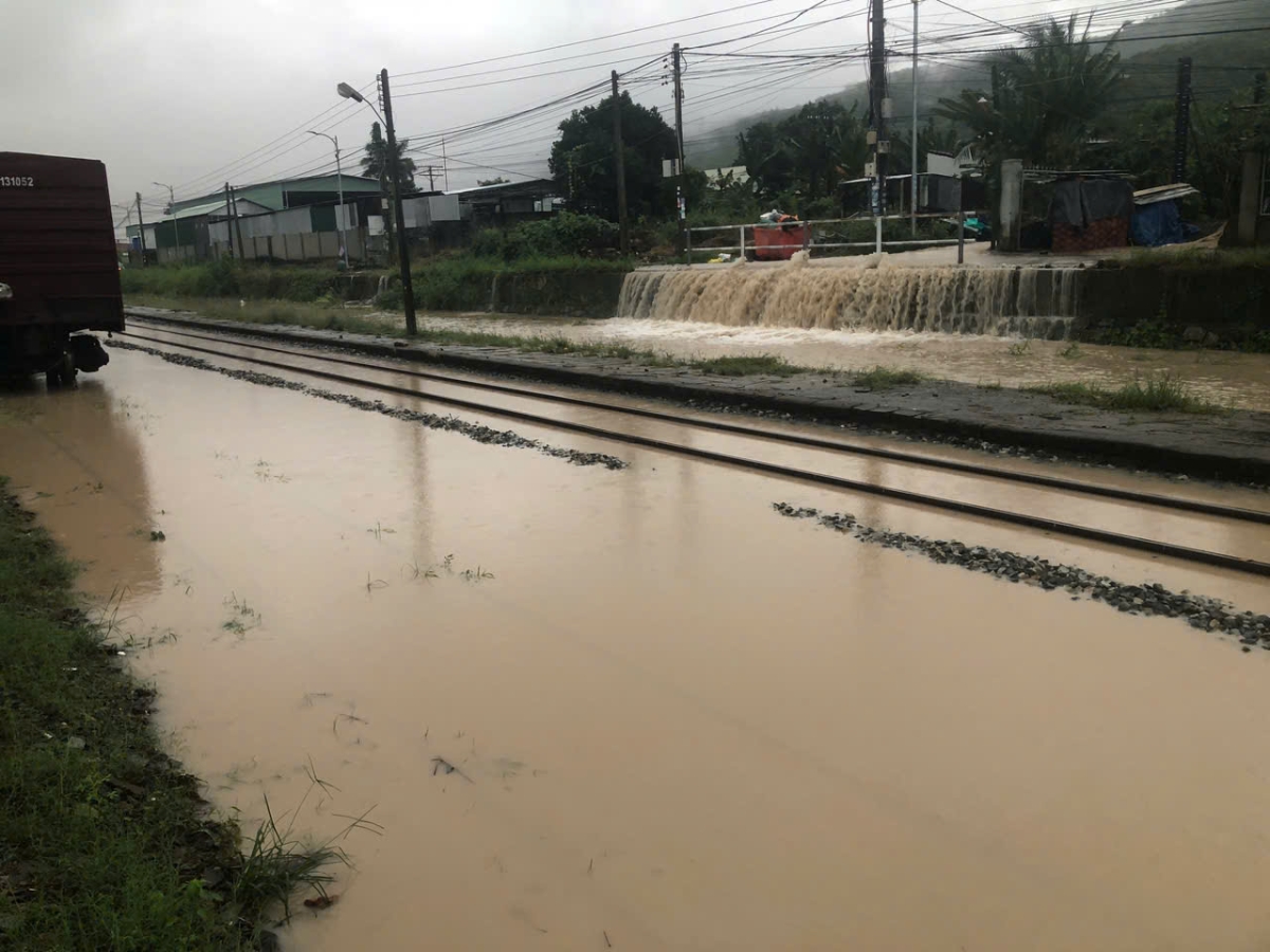 Nước đang cao tại ga Cây Cầy (Khánh Hoà). Ảnh: VNR