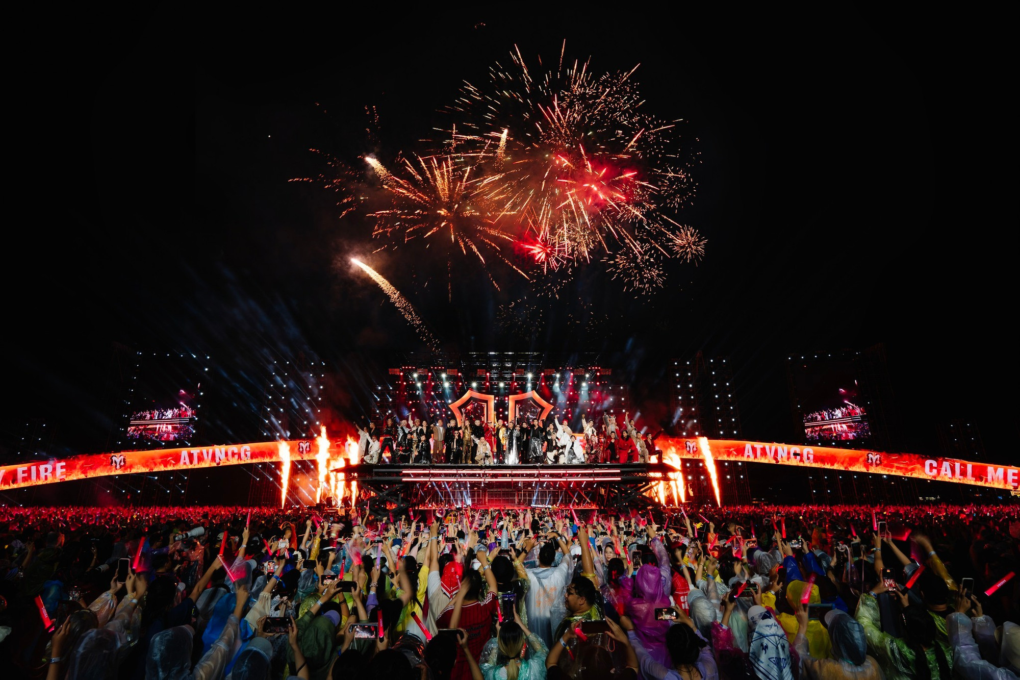 Hai đêm concert Anh trai vượt ngàn chông gai diễn ra tối 6 và 7/9 tại The Global City (TPHCM) thu hút hàng vạn khán giả. 