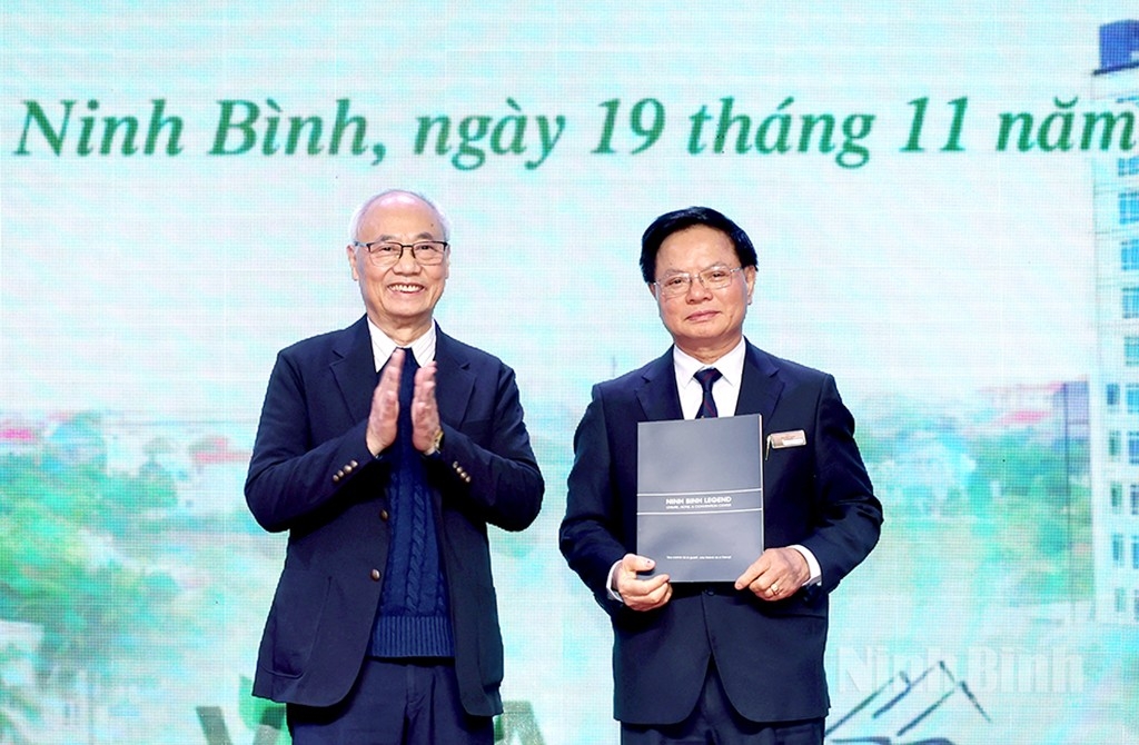 Đại diện khách sạn Legend Ninh Bình nhận chứng nhận VITA GREEN cho lĩnh vực lưu trú.