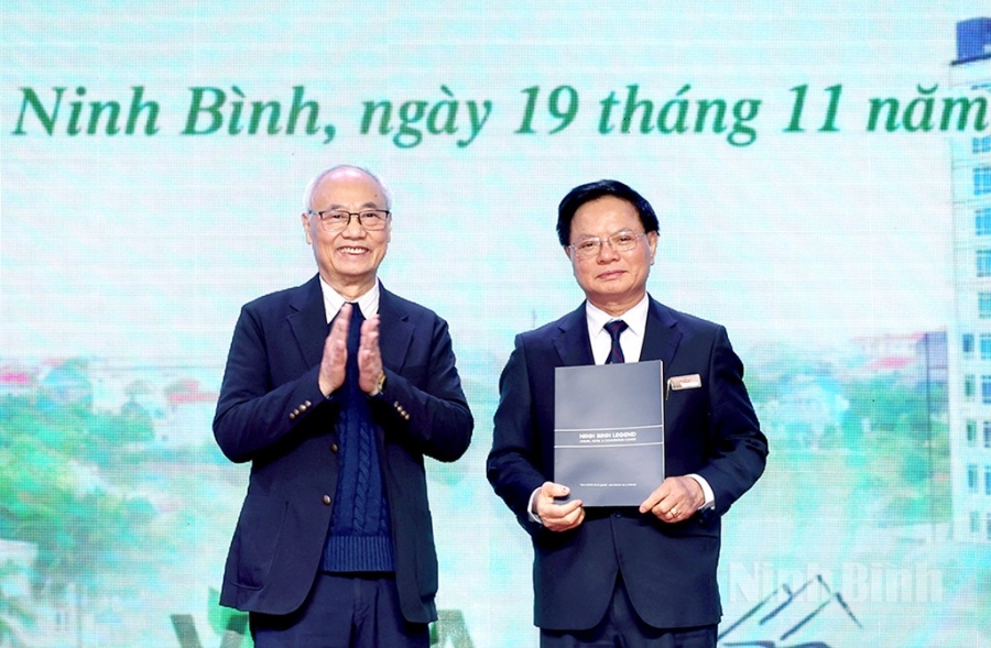 Đại diện khách sạn Legend Ninh Bình nhận chứng nhận VITA GREEN cho lĩnh vực lưu trú.