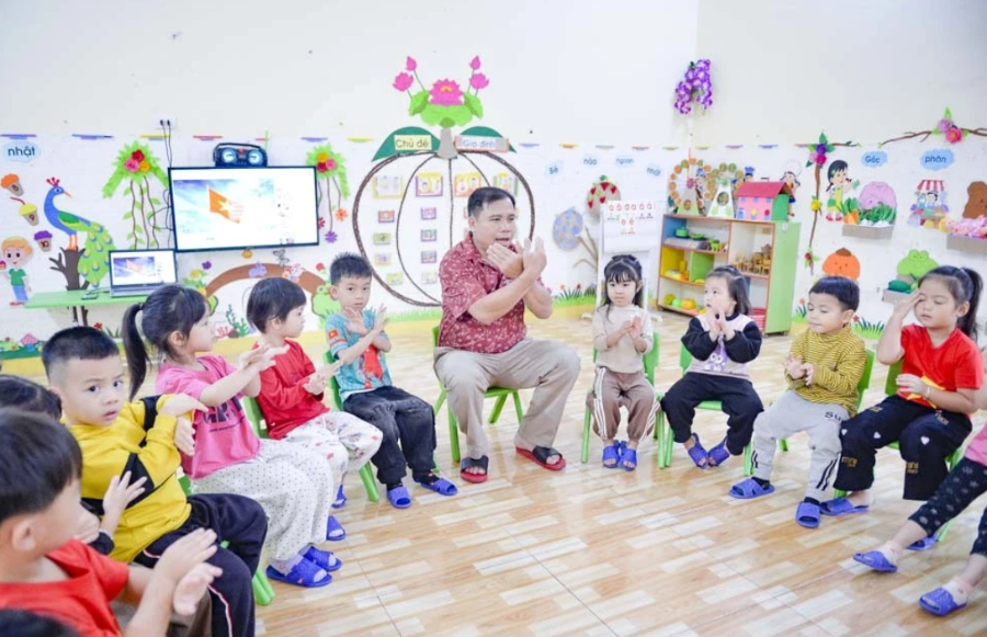 Cách trường khoảng 20km, nhưng bao năm qua, thầy giáo Hà Văn Đức, Trường Mầm non Kỳ Tân vẫn đến trường từ rất sớm