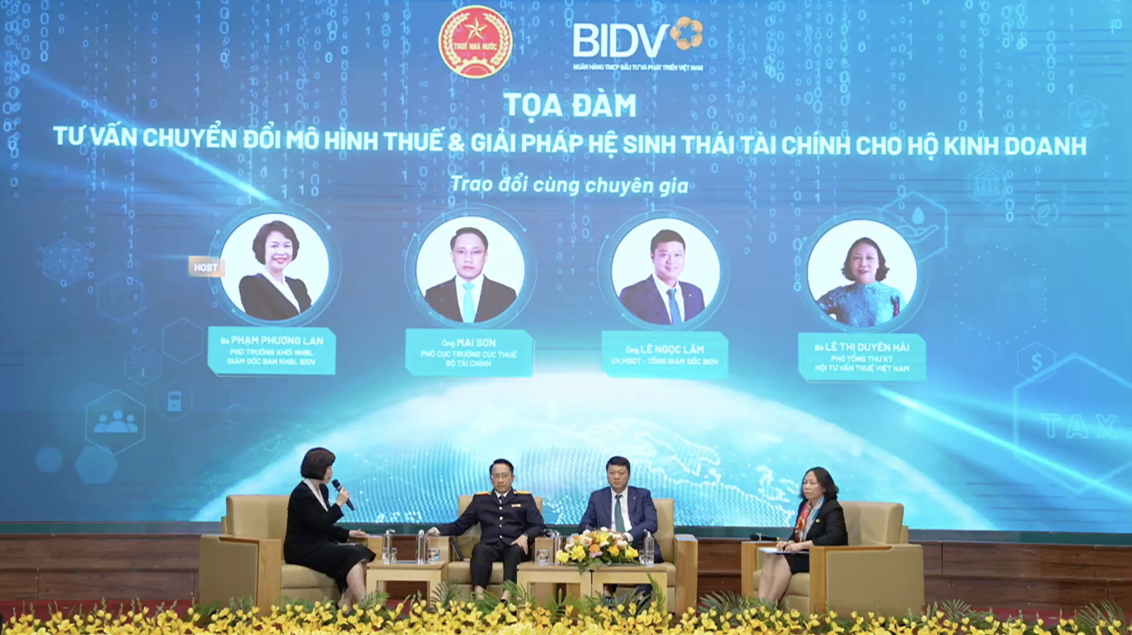 Các chuyên gia chia sẻ tại toạ đàm.