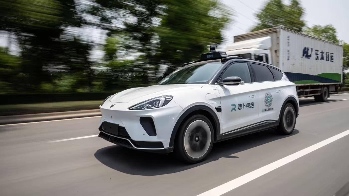 <i>Xe taxi robot Apollo Go của Baidu chạy trong các khu vực được kiểm soát ở các thành phố, cạnh tranh trực tiếp với taxi thông thường. Ảnh: Bloomberg.</i>