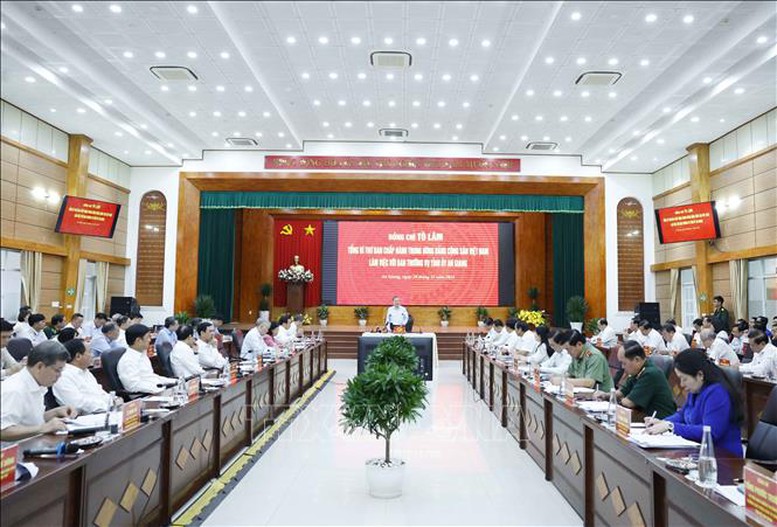 Tổng Bí thư chỉ rõ, An Giang tập trung phát triển mạnh kinh tế biển, du lịch và dịch vụ hiện đại, đổi mới sáng tạo, lấy đặc khu Phú Quốc làm cực tăng trưởng đột phá - Ảnh: TTXVN