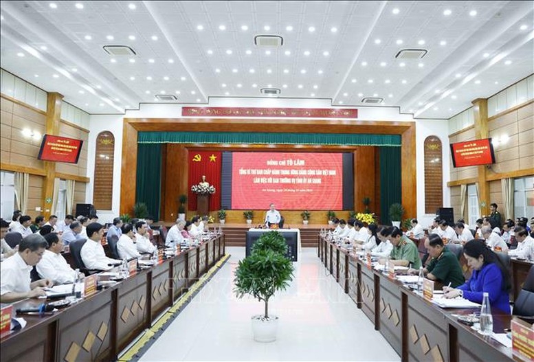 Tổng Bí thư chỉ rõ, An Giang tập trung phát triển mạnh kinh tế biển, du lịch và dịch vụ hiện đại, đổi mới sáng tạo, lấy đặc khu Phú Quốc làm cực tăng trưởng đột phá - Ảnh: TTXVN