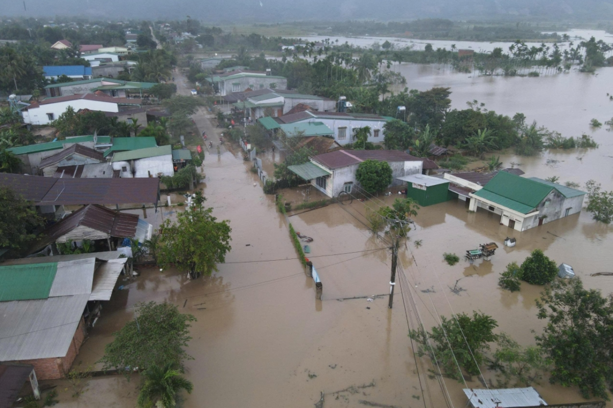 Nhiều hộ dân trên địa bàn xã Krông Bông bị ngập sâu trong nước lũ.
