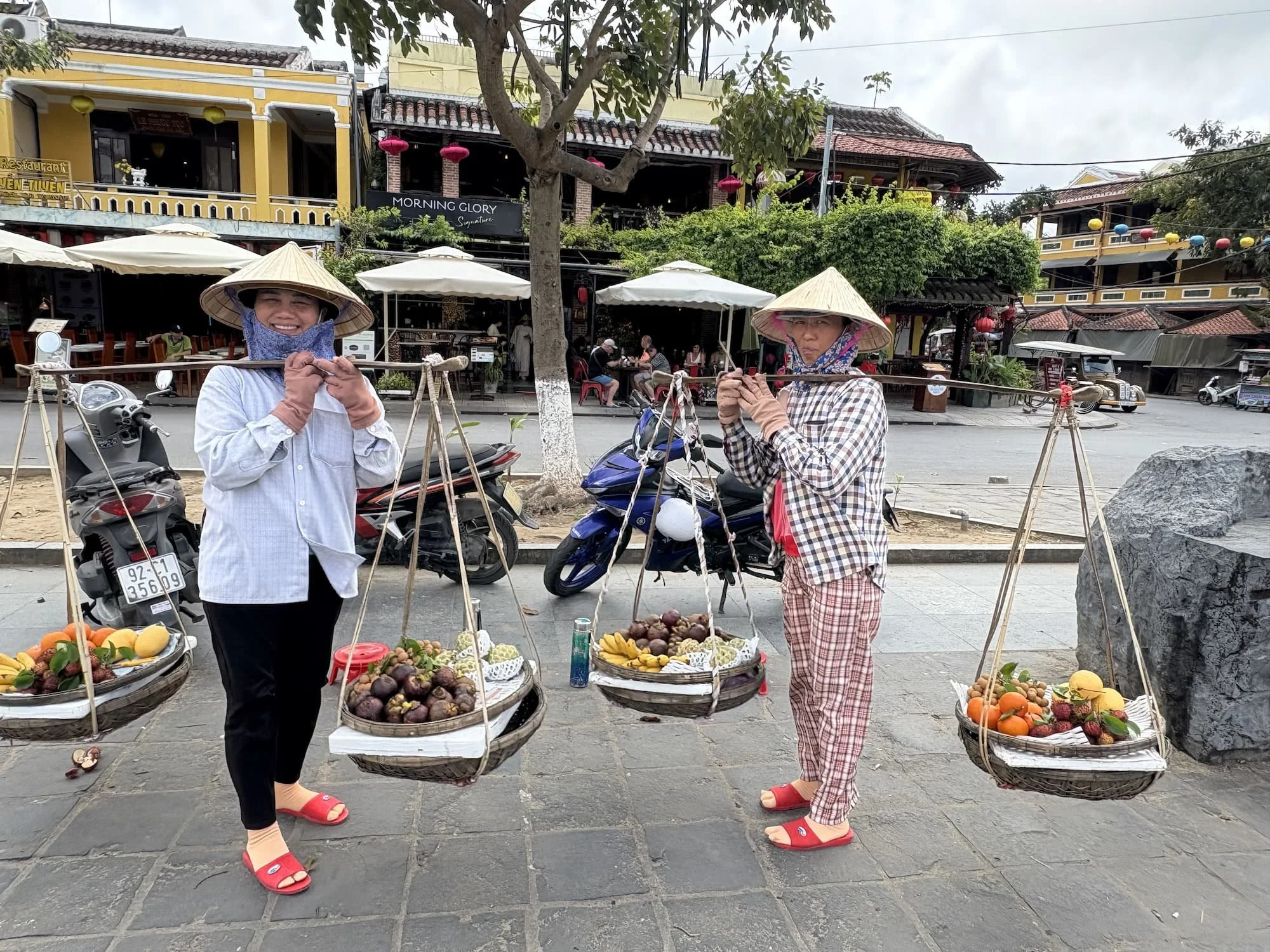 Không chỉ dừng lại trong căn bếp, sự tò mò ẩm thực của du khách Việt còn mở rộng ra các hoạt động trải nghiệm văn hóa địa phương. 