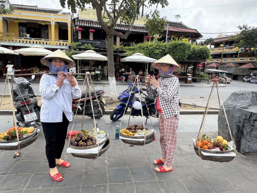 Không chỉ dừng lại trong căn bếp, sự tò mò ẩm thực của du khách Việt còn mở rộng ra các hoạt động trải nghiệm văn hóa địa phương. 