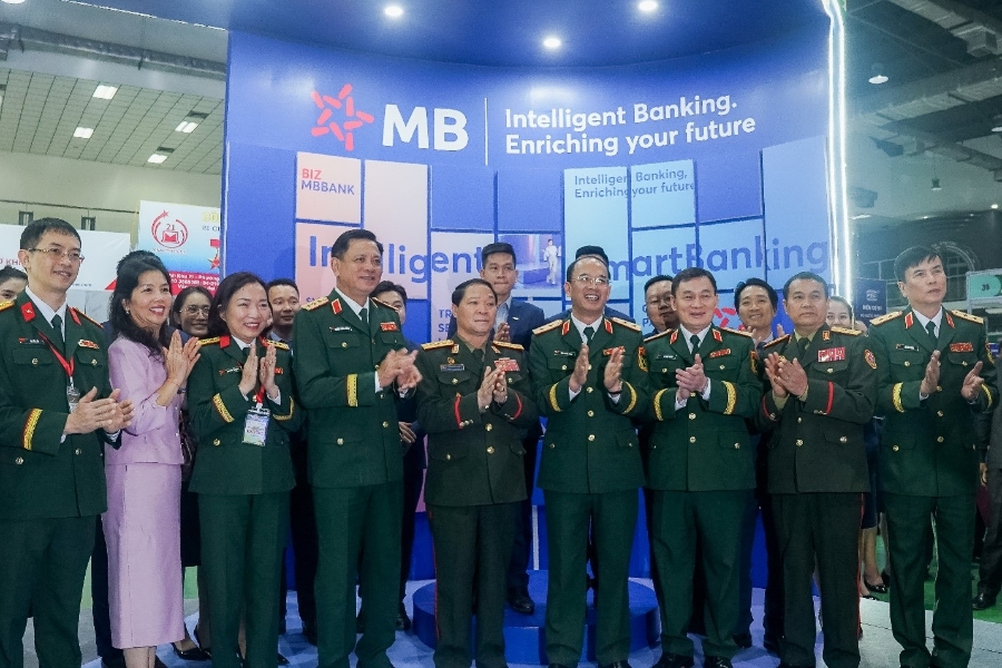 Lãnh đạo Bộ Quốc phòng Việt Nam và đại diện Ngân hàng Nhà nước Lào thăm quan, đánh giá cao chất lượng dịch vụ số.