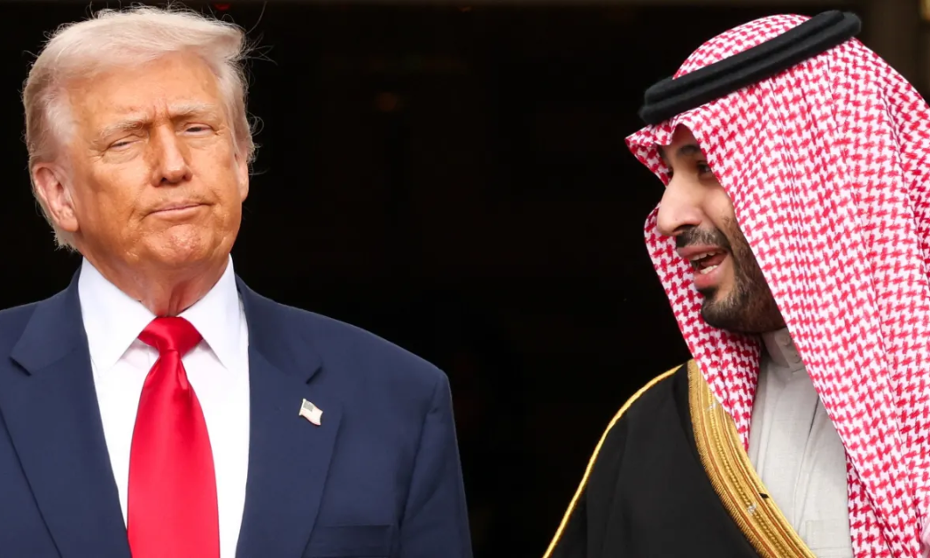 Tổng thống Mỹ Donald Trump (trái) và Thái tử Saudi Arabia Mohammed bin Salman tại Vườn Hồng, Nhà Trắng hôm 18/11/2025- Ảnh: Reuters.