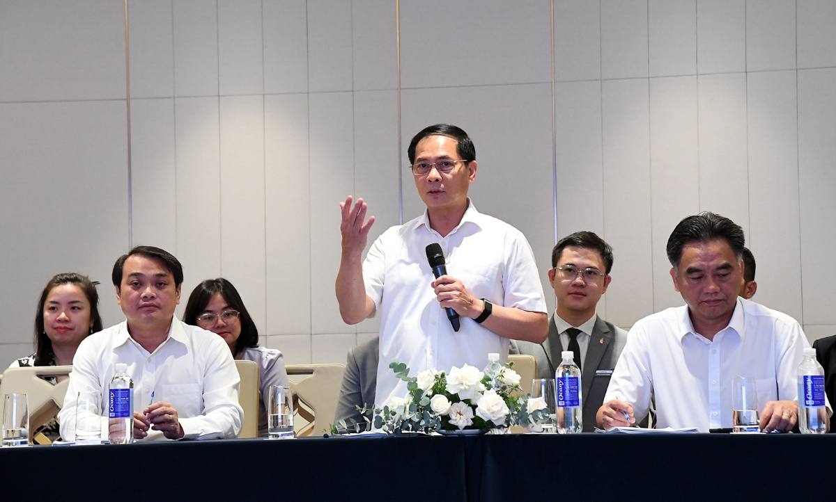 Phó Thủ tướng nhận thấy các địa điểm tổ chức Diễn đàn đều có cơ sở vật chất tốt, không gian thoáng đãng; công tác chuẩn bị đang được tiến hành bài bản, đúng tiến độ - Ảnh: VGP/Hải Minh.