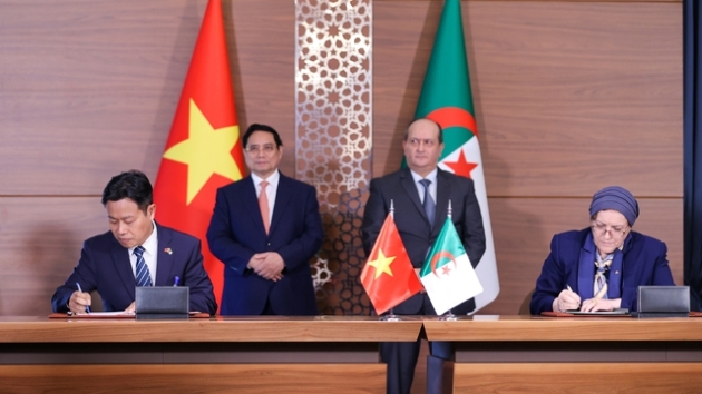 Seven cooperation deals between Vietnam and Algeria signed
