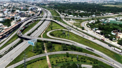 PM urges acceleration to meet 3,000 km expressway goal by 2025