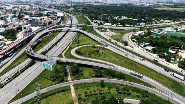 PM urges acceleration to meet 3,000 km expressway goal by 2025