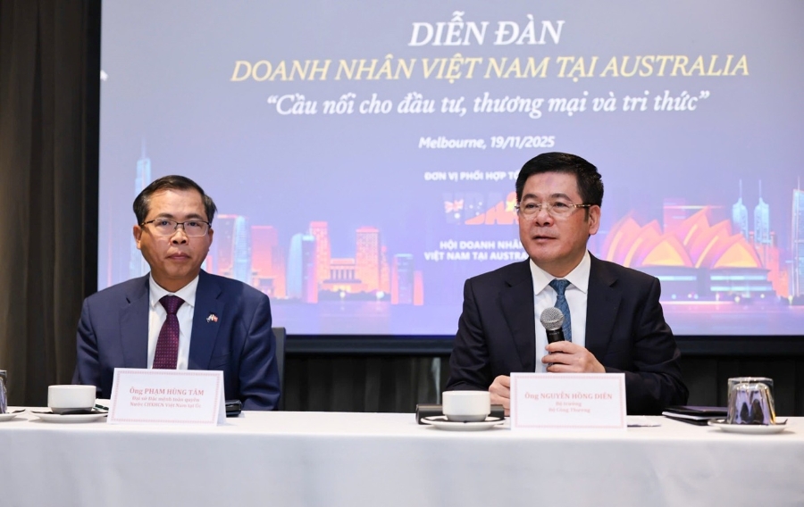 Bộ trưởng Nguyễn Hồng Diên và Đại sứ Việt Nam tại Australia Phạm Hùng Tâm tại diễn đàn.