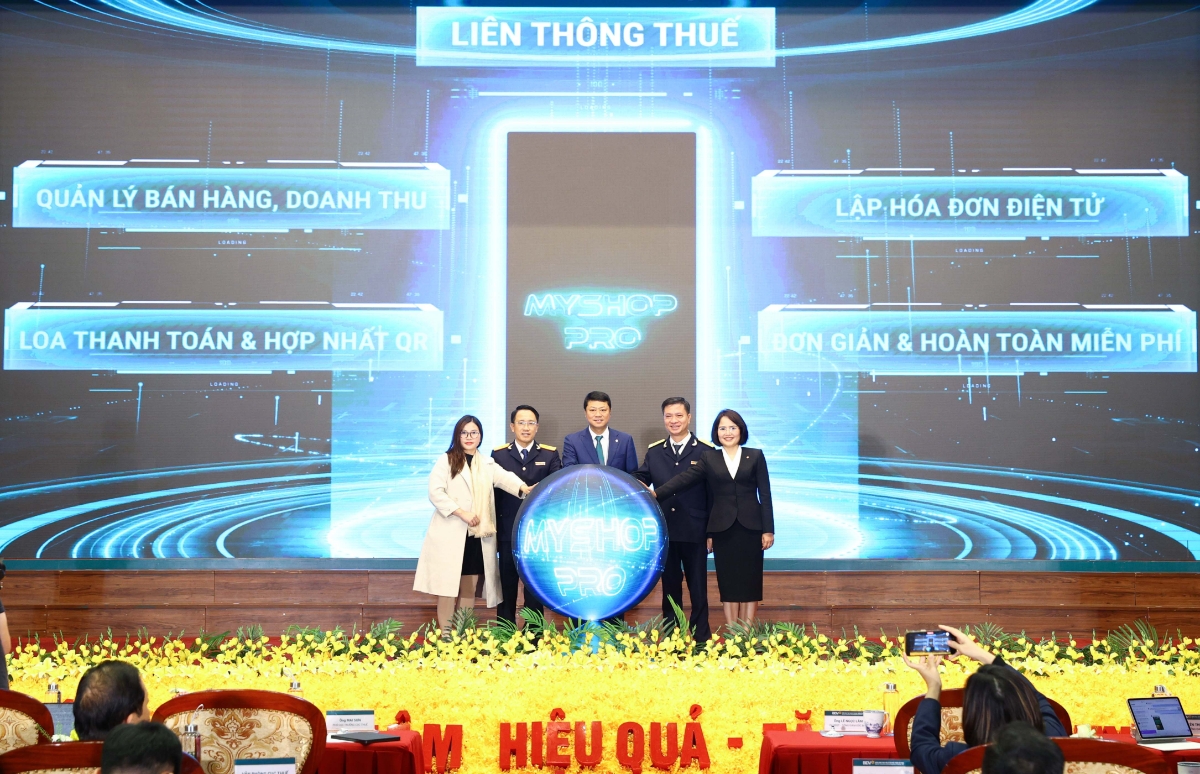 Đại diện Cục Thuế, BIDV và hộ kinh doanh thực hiện nghi thức ra mắt MyShop Pro - hệ sinh thái tài chính toàn diện dành cho tiểu thương, hộ kinh doanh.