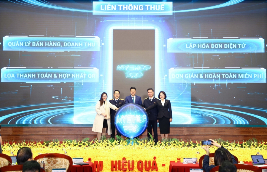 Đại diện Cục Thuế, BIDV và hộ kinh doanh thực hiện nghi thức ra mắt MyShop Pro - hệ sinh thái tài chính toàn diện dành cho tiểu thương, hộ kinh doanh.