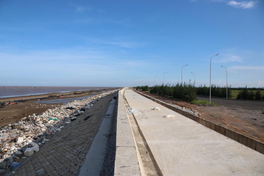 Tuyến đê biển Nam Đình Vũ đã cơ bản hoàn thành các gói xây lắp nên Hải Phòng thực hiện giảm vốn đầu tư công dự án.