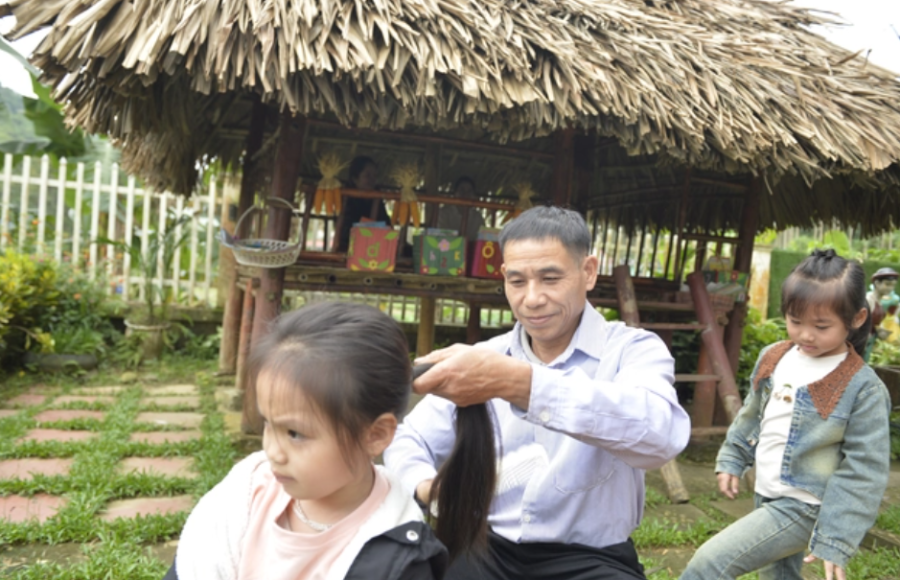 Thầy Hà Văn Anh được xem như người cha của trò và người anh cả của các cô giáo ở mầm non Kỳ Tân.