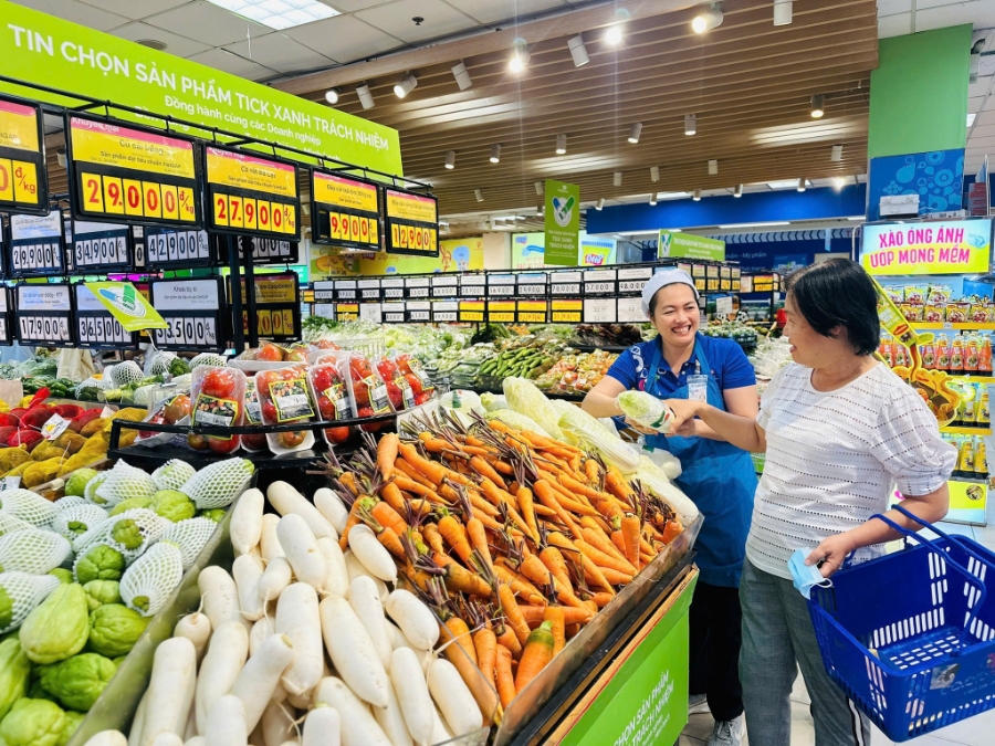 Người dân tăng cường "đi chợ" tại các siêu thị lớn trong bối cảnh giá rau xanh trên thị trường tăng cao.