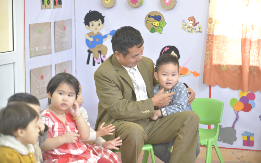 Thầy Lương Văn Sắng đã có 35 năm gắn bó với Trường Mầm non Văn Nho 