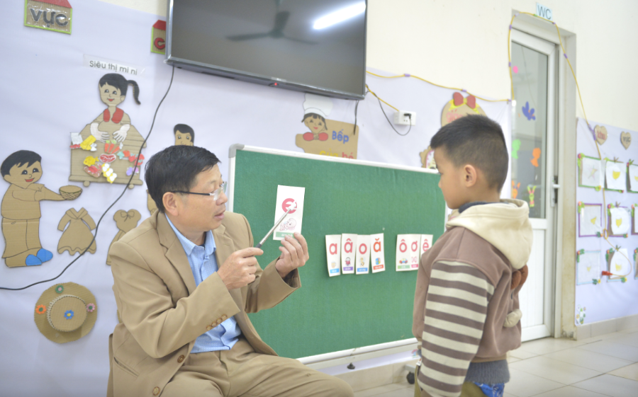 “Học trò như con mình. Mỗi đứa một tính, phải hiểu để chăm”, thầy Hà Văn Hặc nói