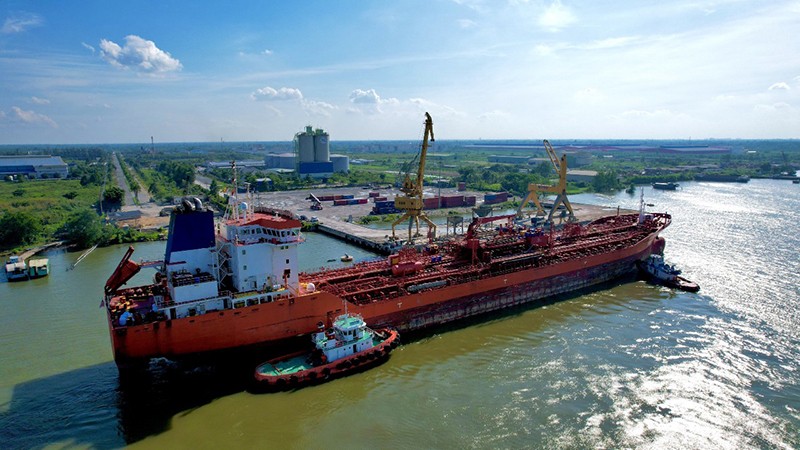 Dự thảo thông tư mới nhằm điều chỉnh ranh giới vùng nước các cảng biển trên sông Hậu thuộc địa phận các tỉnh, thành phố gồm Vĩnh Long, Cần Thơ, Đồng Tháp, An Giang. Trong ảnh: Tàu trọng tải 20.000 tấn vào sông Hậu cập cảng VIMC Hậu Giang. Ảnh: VIMC