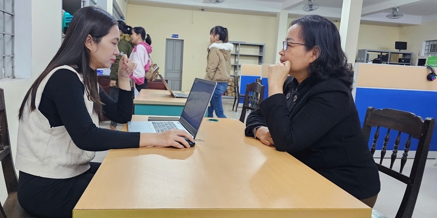 Ứng viên tham gia phỏng vấn trực tiếp tại khu vực tuyển dụng của Trung tâm Dịch vụ việc làm thành phố Huế. Ảnh: Hải Thuận