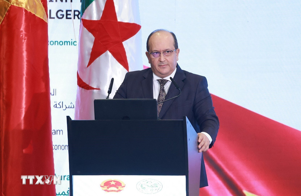 Thủ tướng Algeria Sifi Ghrieb phát biểu tại diễn đàn. Ảnh: TTXVN.