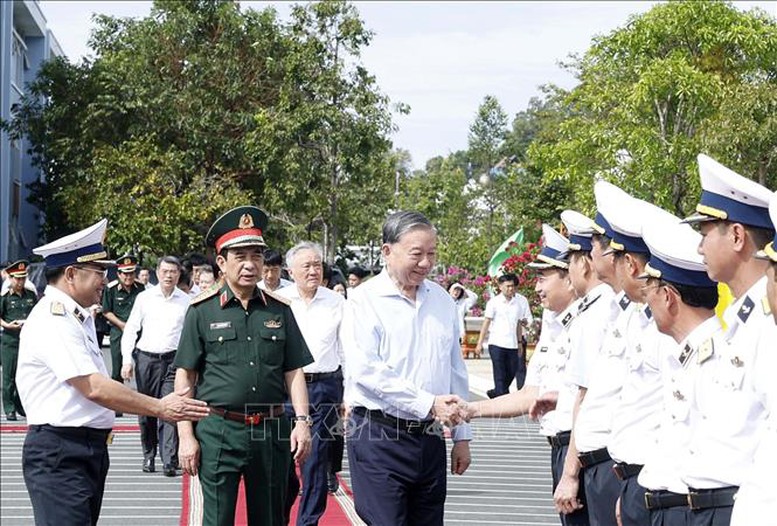 Tổng Bí thư Tô Lâm đến thăm, làm việc với Bộ Tư lệnh Vùng 5 Hải quân - Ảnh: TTXVN