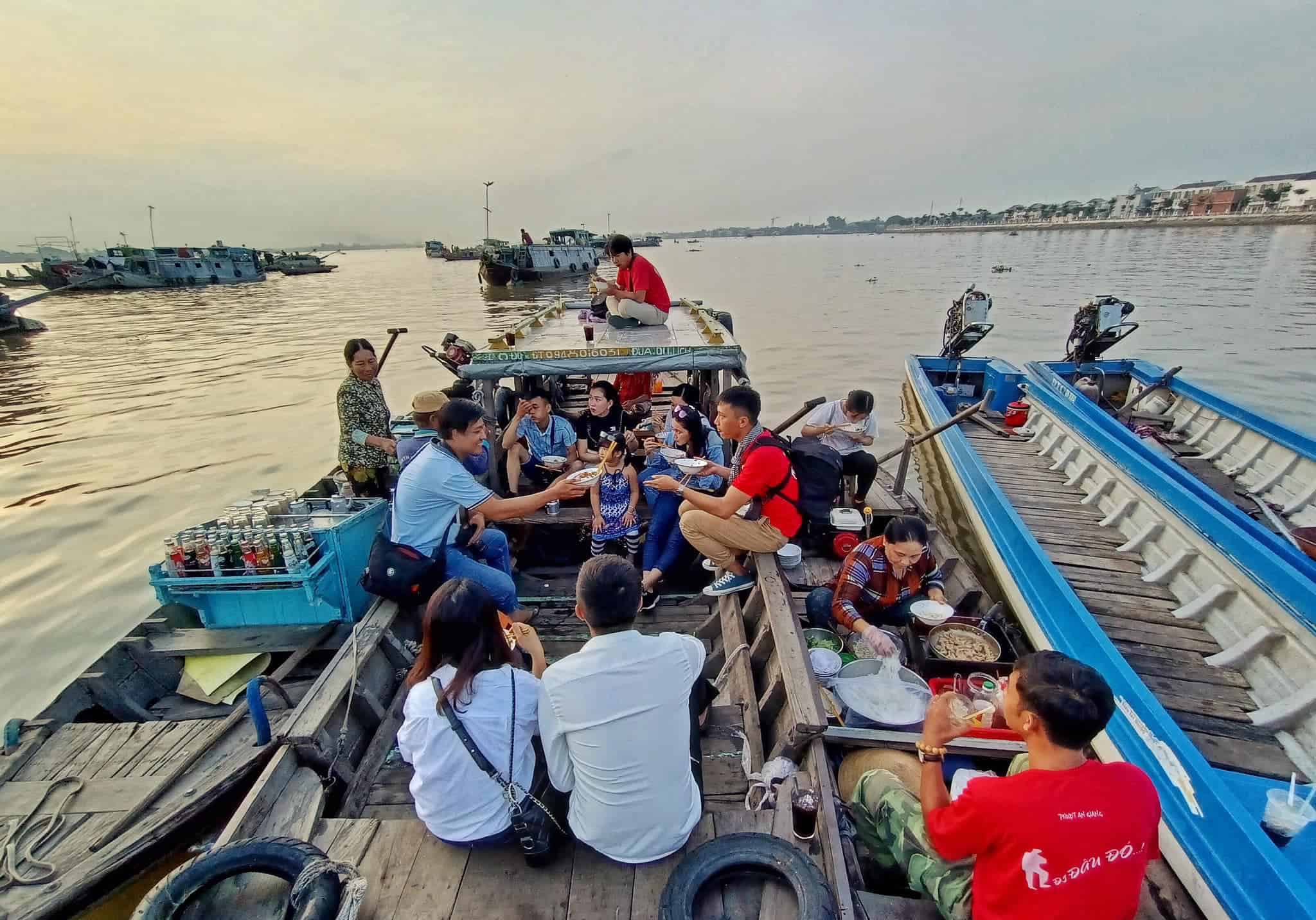 Khám phá ẩm thực địa phương tại chợ nổi Long Xuyên.