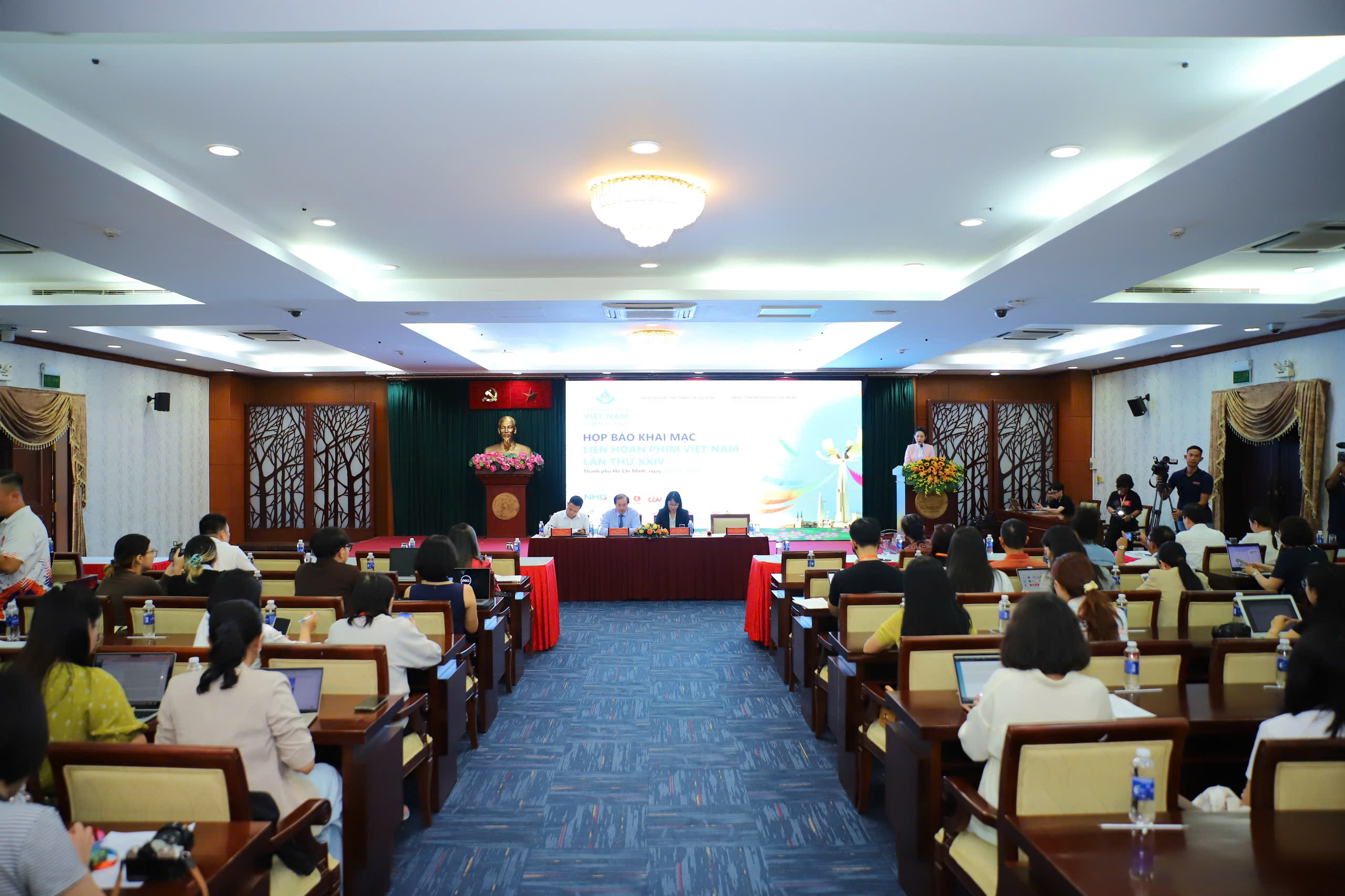 Toàn cảnh buổi họp báo.