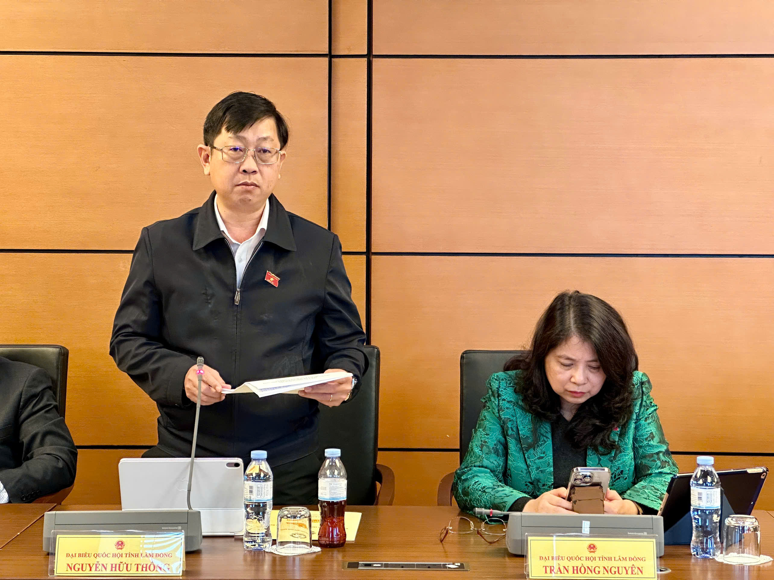 Đại biểu Nguyễn Hữu Thông cho ý kiến tại buổi thảo luận. Ảnh: QH