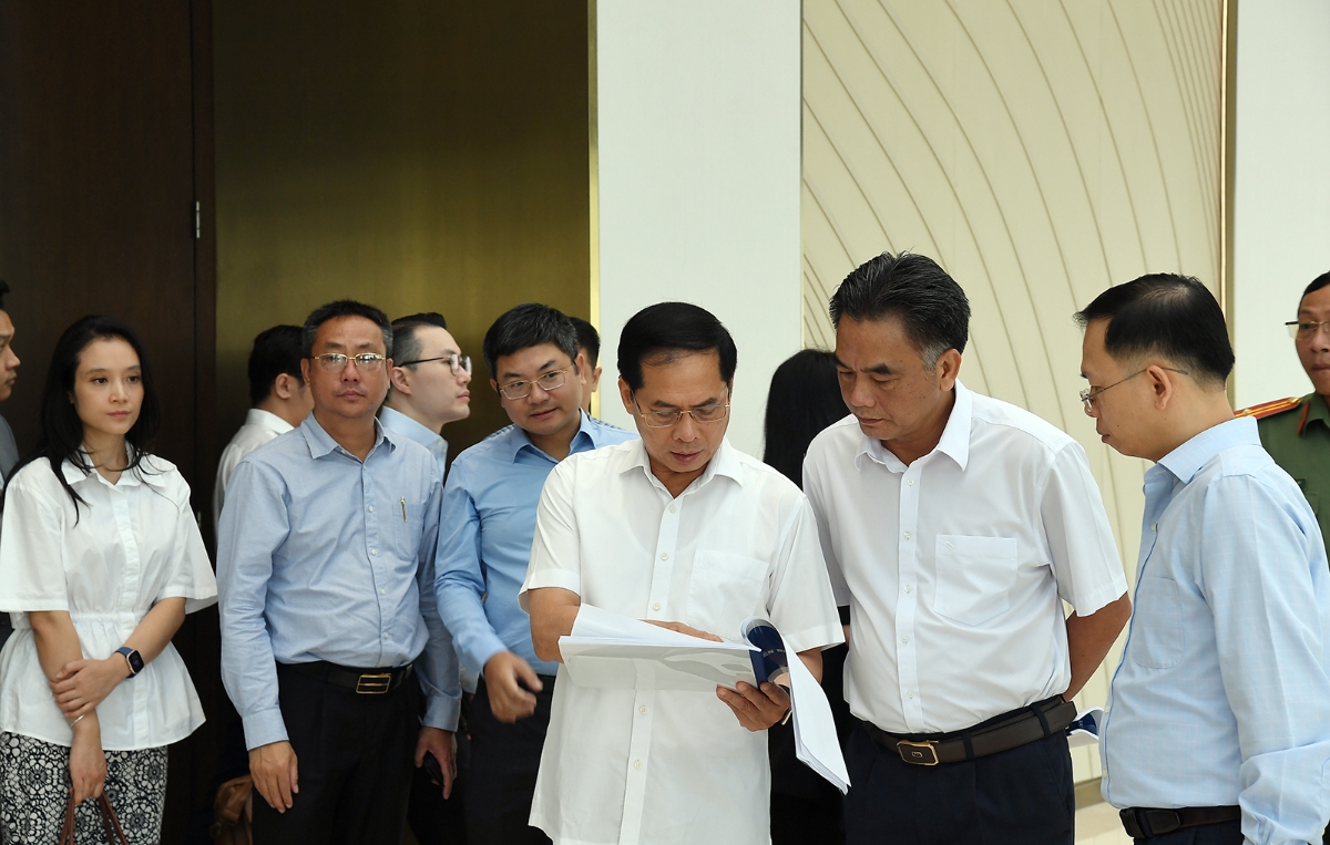 Phó Thủ tướng Bùi Thanh Sơn kiểm tra tại Trung tâm Hội nghị GEM và Trung tâm Hội nghị Thisky Hall - Ảnh: VGP/Hải Minh.