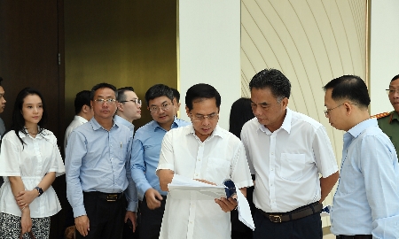 Phó Thủ tướng Bùi Thanh Sơn kiểm tra tại Trung tâm Hội nghị GEM và Trung tâm Hội nghị Thisky Hall - Ảnh: VGP/Hải Minh.