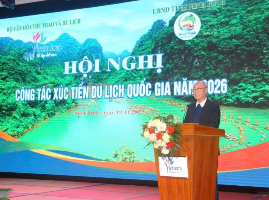 Ông Vũ Thế Bình, Chủ tịch Hiệp hội Du lịch Việt Nam, trình bày tham luận.