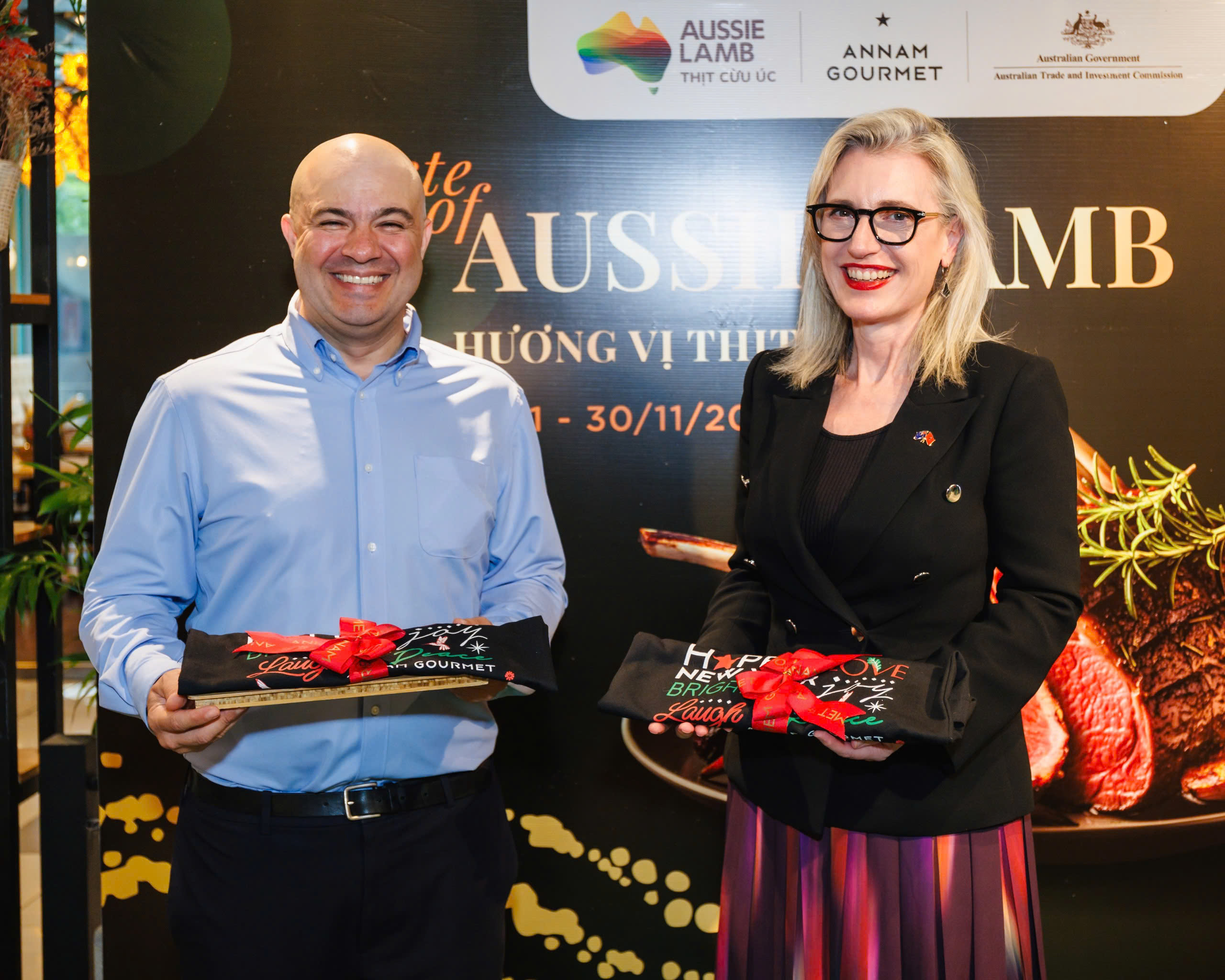 Bà Emma McDonald, Tham tán Thương mại và Đầu tư Cấp cao Chính phủ Australia và ông Frank Sampere, Giám đốc phát triển kinh doanh và chuyên môn Ẩm thực của Annam Gourmet, khởi động chuỗi hoạt động nếm thử thịt cừu tại 14 cửa hàng Annam Gourmet trên toàn quốc. Ảnh: Austrade
