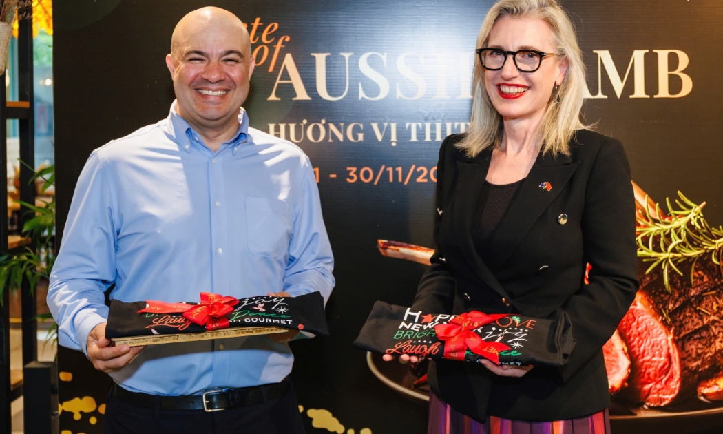 Bà Emma McDonald, Tham tán Thương mại và Đầu tư Cấp cao Chính phủ Australia và ông Frank Sampere, Giám đốc phát triển kinh doanh và chuyên môn Ẩm thực của Annam Gourmet, khởi động chuỗi hoạt động nếm thử thịt cừu tại 14 cửa hàng Annam Gourmet trên toàn quốc. Ảnh: Austrade
