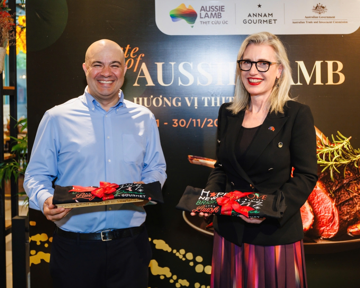 Bà Emma McDonald, Tham tán Thương mại và Đầu tư Cấp cao Chính phủ Australia và ông Frank Sampere, Giám đốc phát triển kinh doanh và chuyên môn Ẩm thực của Annam Gourmet, khởi động chuỗi hoạt động nếm thử thịt cừu tại 14 cửa hàng Annam Gourmet trên toàn quốc. Ảnh: Austrade
