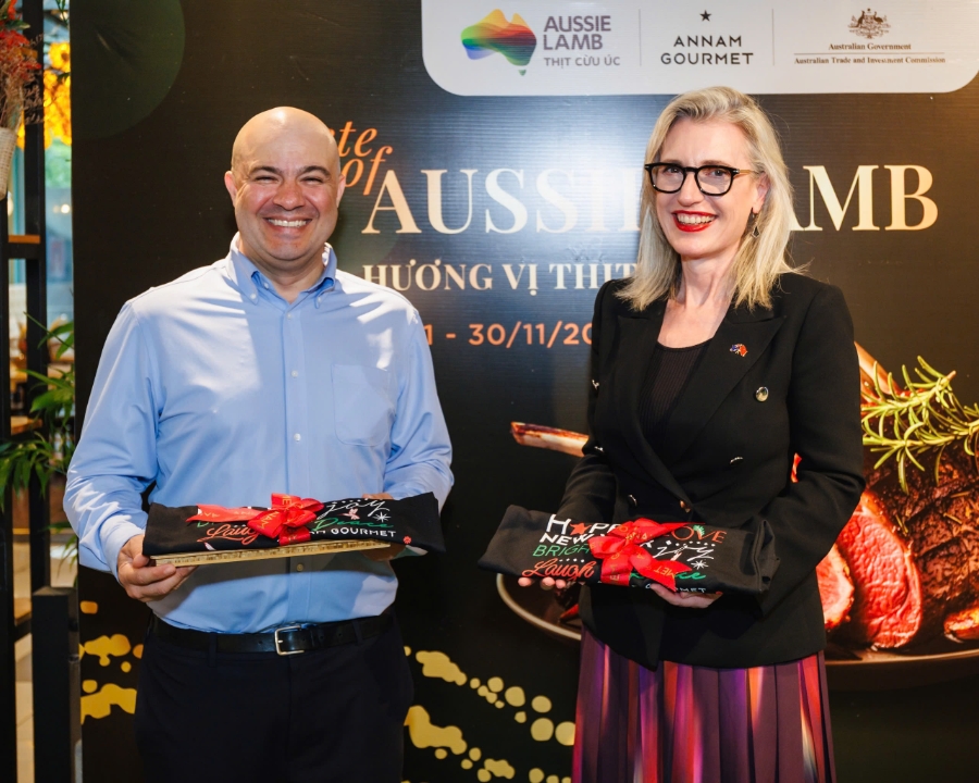Bà Emma McDonald, Tham tán Thương mại và Đầu tư Cấp cao Chính phủ Australia và ông Frank Sampere, Giám đốc phát triển kinh doanh và chuyên môn Ẩm thực của Annam Gourmet, khởi động chuỗi hoạt động nếm thử thịt cừu tại 14 cửa hàng Annam Gourmet trên toàn quốc. Ảnh: Austrade

