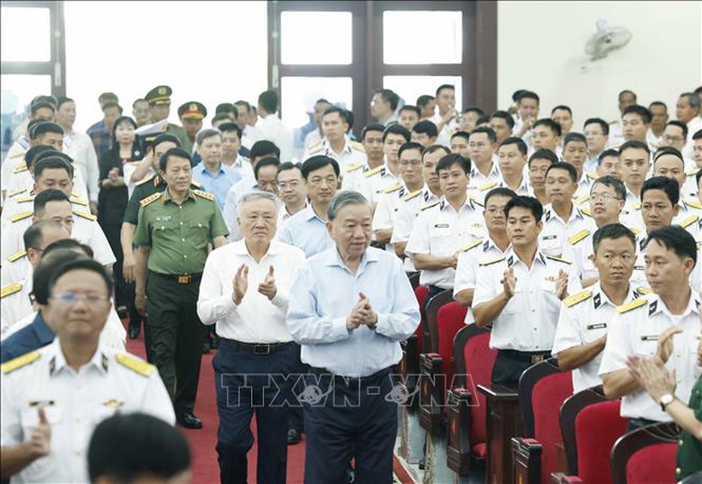 Tổng Bí thư Tô Lâm và Đoàn công tác Trung ương thăm, làm việc với Vùng 5 Hải quân - Ảnh: TTXVN