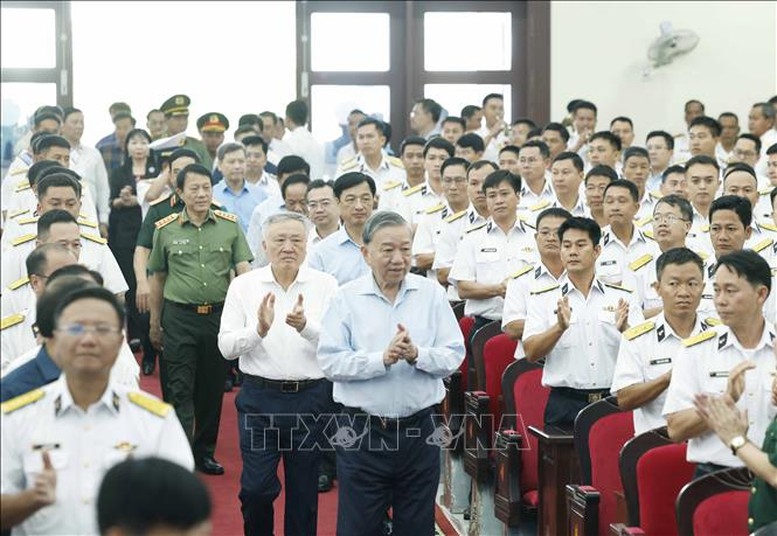 Tổng Bí thư Tô Lâm và Đoàn công tác Trung ương thăm, làm việc với Vùng 5 Hải quân - Ảnh: TTXVN