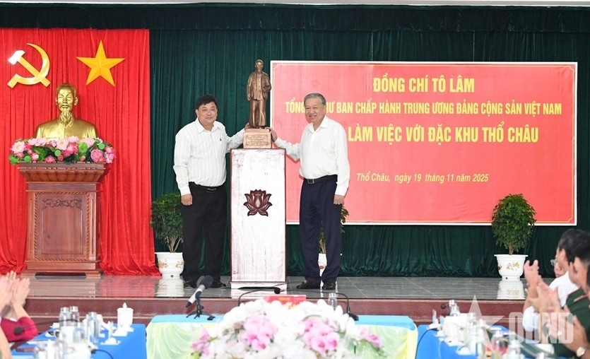  Tổng Bí thư Tô Lâm tặng tượng Bác Hồ cho Đảng bộ, chính quyền và nhân dân Đặc khu Thổ Châu. Ảnh: QĐND