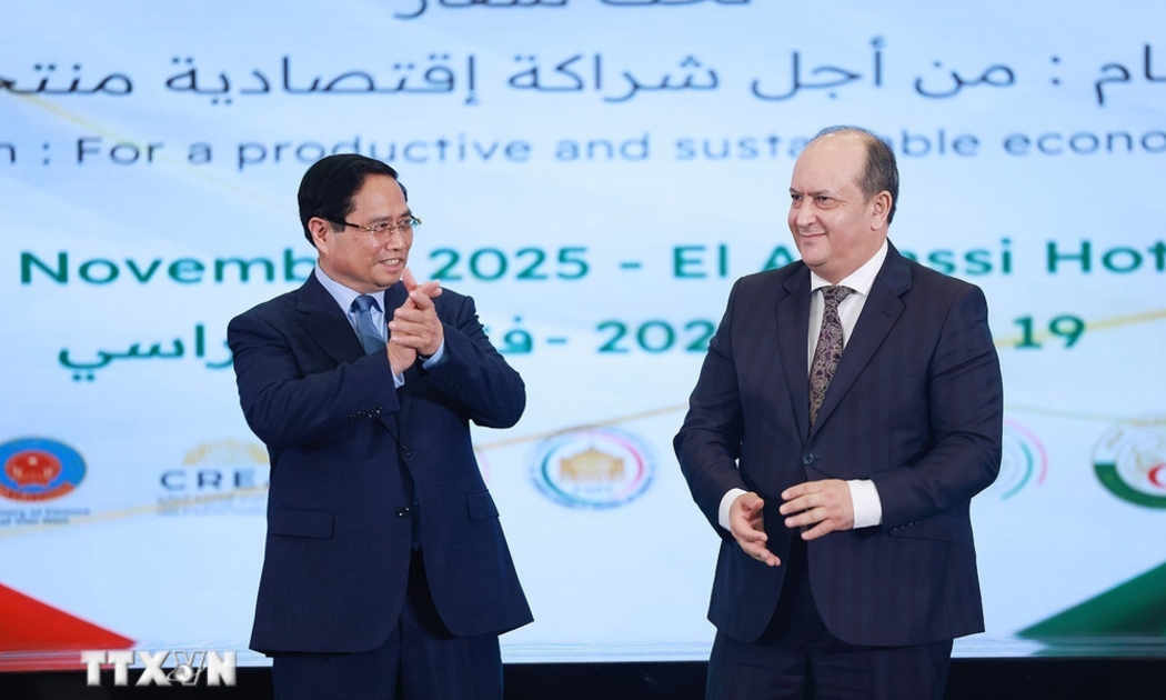 Thủ tướng Phạm Minh Chính và Thủ tướng Algeria Sifi Ghrieb tại Diễn đàn kinh tế Việt Nam - Algeria. Ảnh: TTXVN.