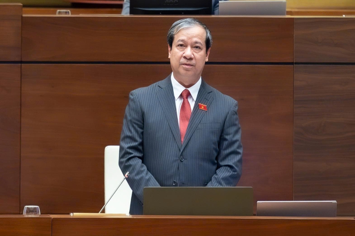 Bộ trưởng Bộ Giáo dục và Đào tạo Nguyễn Kim Sơn giải trình cuối phiên họp chiều 20/11. Ảnh: Quochoi.vn.